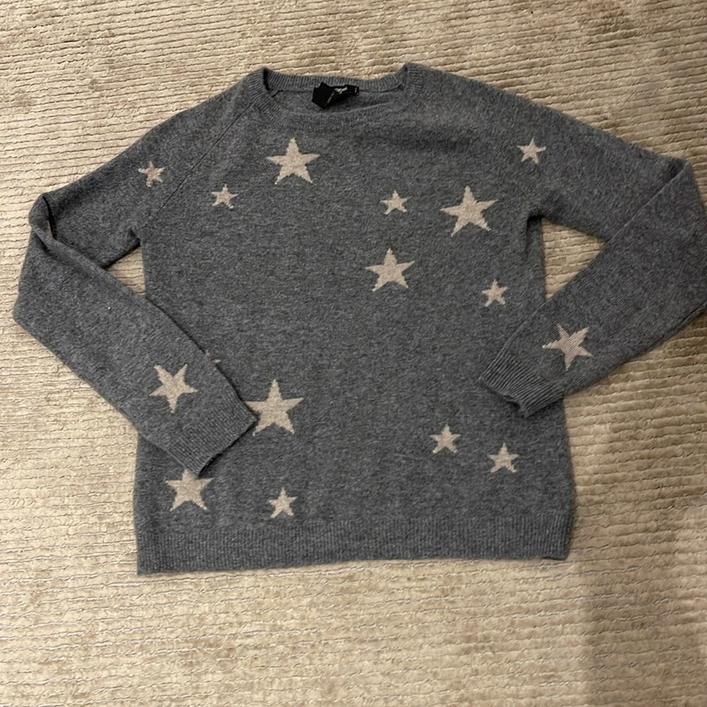 Gray cashmere sweater with beige stars